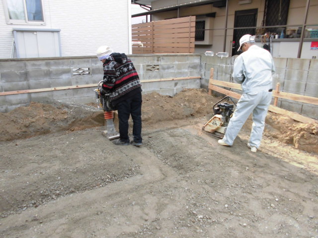 基礎工事 砕石敷き込み 転圧 防水シート 捨てコンクリート 注文住宅 社長ブログ 福岡の注文住宅 リフォーム 外断熱の家ことなら福建住宅へ