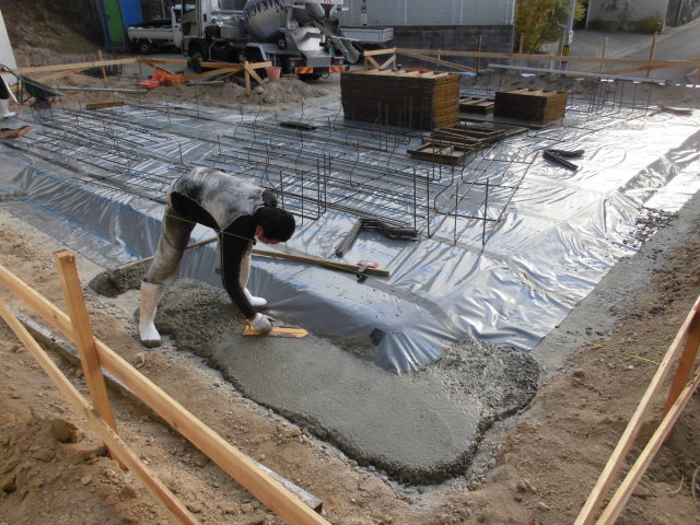 基礎工事 捨てコンクリート打設 猫と暮らす家 大野城市 注文住宅 社長ブログ 福岡の注文住宅 リフォーム 外断熱の家ことなら福建住宅へ